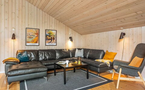 Sissa - 700M from the Sea: Træ, Indretning, Loft, Møbel, Gulvbelægning, Hjem, Stue, Belysning, Trægulve, Couch