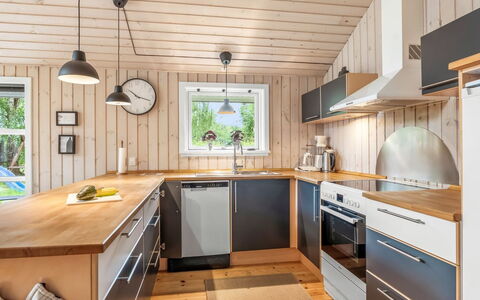 Sissa - 700M from the Sea: Gulvbelægning, Træ, Køkken, Indretning, Countertop, Loft, Etage, Køkken Apparat, Møbel, Cabinetry