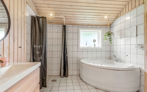 Sissa - 700M from the Sea: Gulvbelægning, Indretning, Sanitærarmatur, Etage, Træ, Loft, Badeværelse, Vvs, Tap, Værelse