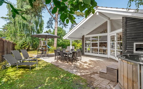 Sissa - 700M from the Sea: Hjem, Hus, Tag, Sommerhus, Veranda, Skygge, Estate, Have, Garden Bygninger, Sidespor