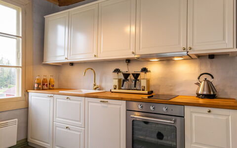 Vanhakylä Gård Väentupa: Træ, Køkken, Indretning, Cabinetry, Countertop, Gulvbelægning, Køkken Apparat, Tap, Sanitærarmatur, Hjem