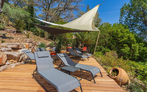 La Londe les Maures 71: Udendørs Møbler, Skygge, Liggestol, Stol, Have, Svømmepøl, Eco Hotel, Backyard, Udendørs Bord, Gårdhave