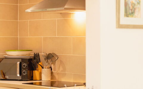 Stonecrop: Væg, Indretning, Køkken, Træ, Gulvbelægning, Køkken Apparat, Loft, Countertop, Husholdningsapparat