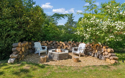 Daren - 235M from the Sea: Busk, Have, Plantesamfund, Bunddække, Forår, Udendørs Møbler, Skygge, Backyard, Landscaping