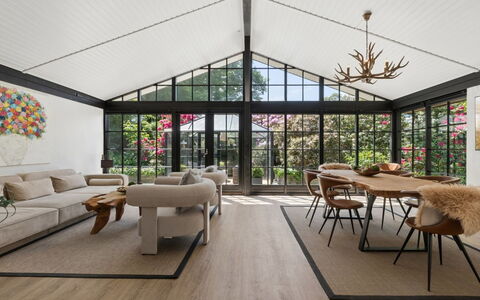 Daren - 235M from the Sea: Møbel, Indretning, Gulvbelægning, Træ, Etage, Bord, Stol, Loft, Trægulve, Stue
