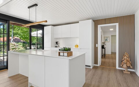 Daren - 235M from the Sea: Køkken, Countertop, Indretning, Gulvbelægning, Træ, Møbel, Loft, Etage, Køkken Apparat, Trægulve
