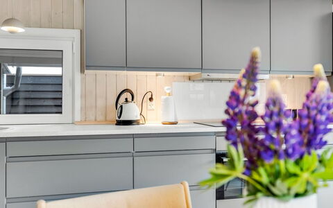 Sylvelin - 40M from the Sea: Køkken, Countertop, Indretning, Køkken Apparat, Møbel, Gulvbelægning, Cabinetry, Træ, Husholdningsapparat, Større Bandage