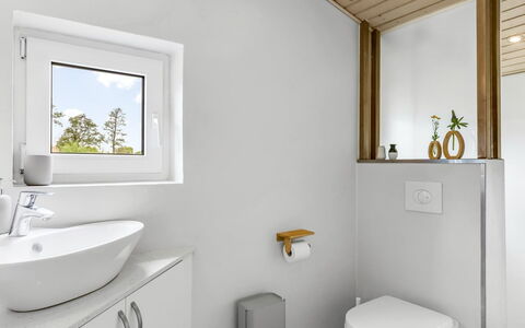 Sylvelin - 40M from the Sea: Væg, Sanitærarmatur, Badeværelse, Indretning, Gulvbelægning, Håndvask, Etage, Badeværelsesvask, Toilet, Tap