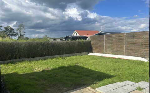 Sylvelin - 40M from the Sea: Sky, Land Lot, Lawn, Have, Backyard, Landscaping, Gård, Hæk, Home Fencing
