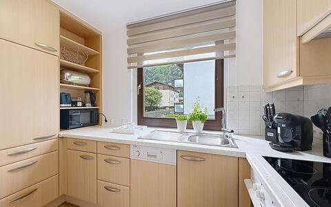 Jäger Suite: Køkken, Countertop, Cabinetry, Køkken Apparat, Indretning, Træ, Møbel, Hjem, Gulvbelægning, Større Bandage
