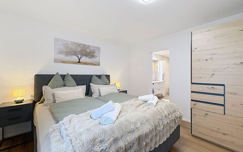 Jäger Suite: Møbel, Indretning, Seng, Gulvbelægning, Etage, Soveværelse, Loft, Træ, Værelse, Sengetøj