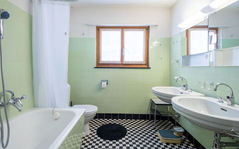 Casa Murissen: Badeværelse, Sanitærarmatur, Gulvbelægning, Indretning, Etage, Badeværelsesvask, Håndvask, Tap, Vvs, Flise