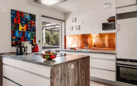 Heloise - 900M from the Sea: Køkken, Køkken Apparat, Countertop, Større Bandage, Indretning, Husholdningsapparat, Gulvbelægning, Møbel, Cabinetry, Komfur