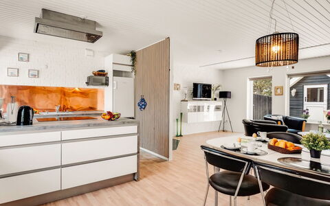 Heloise - 900M from the Sea: Indretning, Træ, Møbel, Køkken, Loft, Countertop, Gulvbelægning, Etage, Værelse, Stol