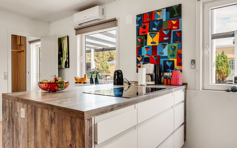 Heloise - 900M from the Sea: Køkken, Countertop, Køkken Apparat, Indretning, Gulvbelægning, Større Bandage, Møbel, Cabinetry, Træ, Etage