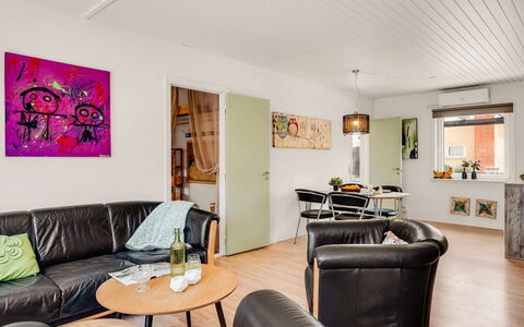Heloise - 900M from the Sea: Indretning, Møbel, Væg, Couch, Gulvbelægning, Etage, Træ, Loft, Stue, Værelse