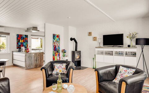Heloise - 900M from the Sea: Møbel, Indretning, Gulvbelægning, Couch, Etage, Stue, Træ, Loft, Værelse, Trægulve