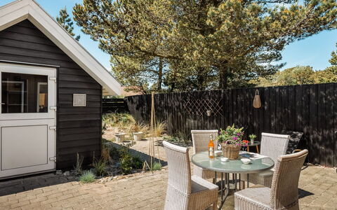 Heloise - 900M from the Sea: Træ, Hus, Hjem, Busk, Dør, Sommerhus, Sidespor, Have, Hårdttræ, Backyard