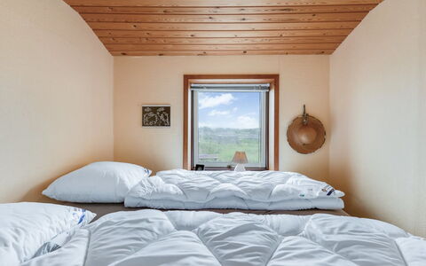 Nyyrikki - 350M from the Sea: Soveværelse, Sengetøj, Seng, Sengetøj, Træ, Sengetøj, Indretning, Bed Frame, Loft, Etage