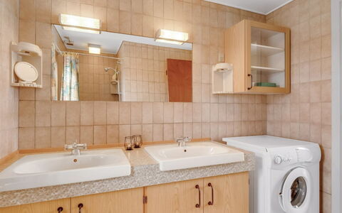 Nyyrikki - 350M from the Sea: Badeværelsesvask, Håndvask, Sanitærarmatur, Gulvbelægning, Badeværelse, Indretning, Badeværelsesskab, Etage, Countertop, Tap