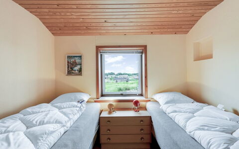 Nyyrikki - 350M from the Sea: Soveværelse, Seng, Sengetøj, Bed Frame, Sengetøj, Bejdse, Hårdttræ, Dagslys