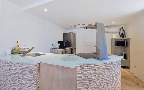 Bas de Villa Anémones: Gulvbelægning, Indretning, Countertop, Etage, Køkken, Loft, Værelse, Sanitærarmatur, Cabinetry, Flise