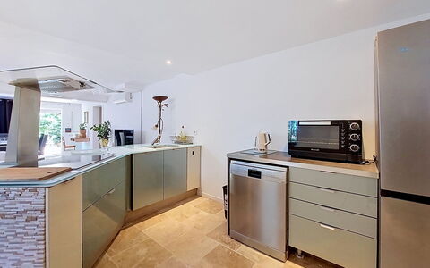 Bas de Villa Anémones: Køkken, Countertop, Køkken Apparat, Gulvbelægning, Indretning, Større Bandage, Møbel, Cabinetry, Husholdningsapparat, Etage