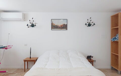 Bas de Villa Anémones: Seng, Møbel, Sengetøj, Soveværelse, Sengetøj, Væg, Indretning, Sengetøj, Træ, Værelse