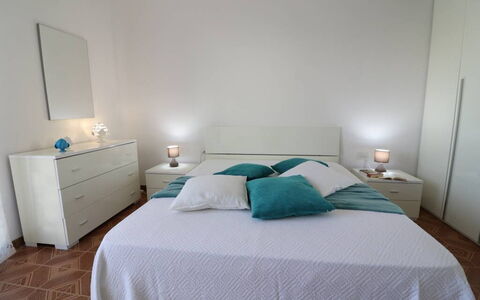 Casa Aurora a Otranto: Seng, Møbel, Sengetøj, Soveværelse, Sengetøj, Indretning, Sengetøj, Træ, Gulvbelægning, Etage