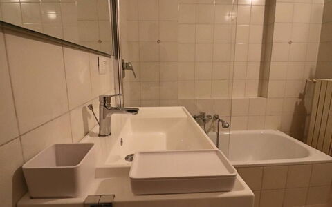 Nausica: Sanitærarmatur, Badeværelsesvask, Håndvask, Badeværelse, Tap, Gulvbelægning, Indretning, Etage, Vvs, Værelse