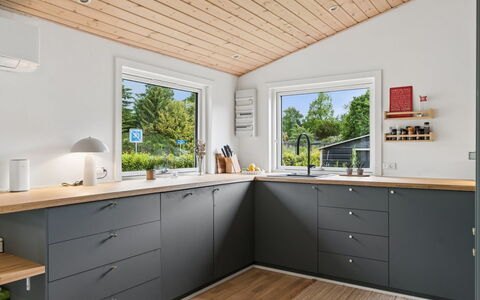 Arise - 1.5Km from the Sea: Gulvbelægning, Træ, Indretning, Køkken, Countertop, Etage, Cabinetry, Loft, Møbel, Hjem