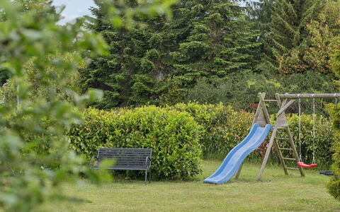 Arise - 1.5Km from the Sea: Græs, Busk, Have, Fritid, Fritid, Legepladsudstyr, Skygge, Lawn, Legetøjsrutsjebane