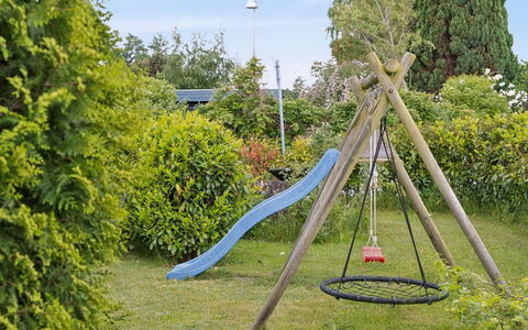 Arise - 1.5Km from the Sea: Legepladsudstyr, Legeplads, Svinge, Fritid, Legetøjsrutsjebane, Chute, Have, Parkere, Skygge, Lawn