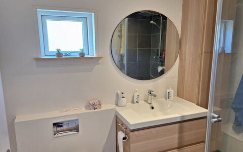 Arise - 1.5Km from the Sea: Gulvbelægning, Træ, Etage, Indretning, Badeværelsesskab, Badeværelsesvask, Sanitærarmatur, Håndvask, Spejl, Vvs