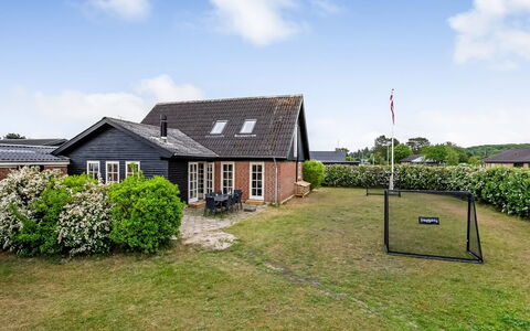 Chiuvana - 250M from the Sea: Bygning, Græs, Hus, Tag, Hjem, Boligområde, Sommerhus, Estate, Landdistrikt, Lawn