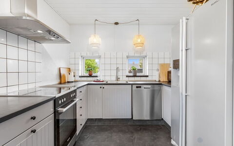 Chiuvana - 250M from the Sea: Køkken, Køkken Apparat, Større Bandage, Loft, Gulvbelægning, Indretning, Countertop, Lysarmatur, Køkkenvask, Etage