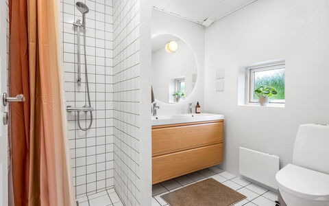 Chiuvana - 250M from the Sea: Gulvbelægning, Sanitærarmatur, Badeværelse, Etage, Indretning, Badeværelsesvask, Håndvask, Toilet, Vvs, Tap