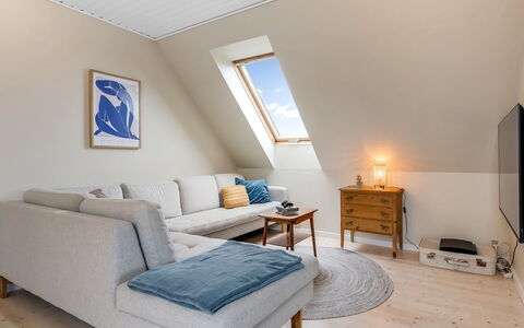 Chiuvana - 250M from the Sea: Møbel, Indretning, Gulvbelægning, Etage, Træ, Loft, Couch, Værelse, Belysning, Stue