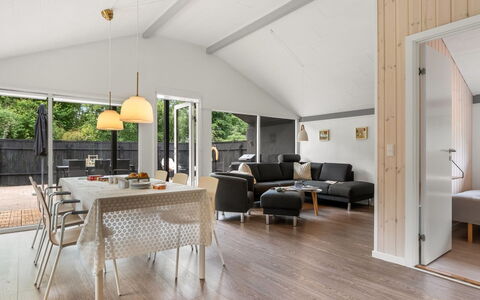 Sibyll - 1Km from the Sea: Indretning, Gulvbelægning, Træ, Loft, Møbel, Etage, Couch, Stue, Trægulve, Køkken & Spisebord