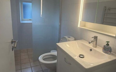 Sibyll - 1Km from the Sea: Badeværelsesvask, Badeværelse, Sanitærarmatur, Etage, Gulvbelægning, Håndvask, Indretning, Toilet, Vvs, Tap