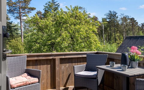 Yorrick - 5Km from the Sea: Træ, Møbel, Udendørs Møbler, Veranda, Dæk, Hårdttræ, Stol, Bejdse, Udendørs Bord, Gårdhave