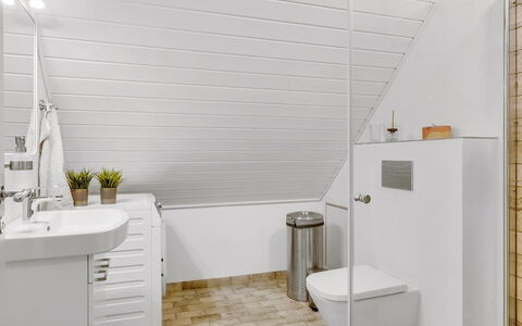 Yorrick - 5Km from the Sea: Gulvbelægning, Indretning, Sanitærarmatur, Etage, Loft, Badeværelse, Vvs, Tap, Håndvask, Badeværelsesskab