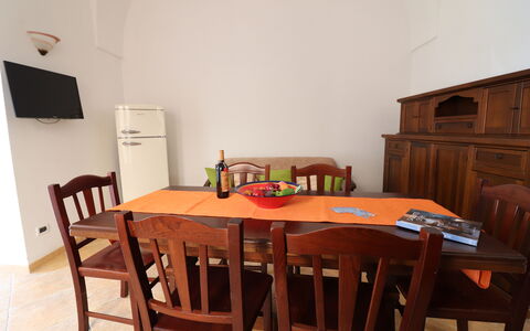 Casa Rachele a Otranto: Møbel, Træ, Gulvbelægning, Etage, Indretning, Bord, Køkken & Spisebord, Spisestue, Værelse, Hårdttræ