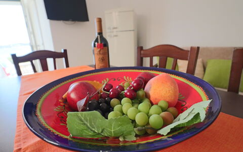 Casa Rachele a Otranto: Bordservice, Mad, Serveware, Tallerkner, Bord, Møbel, Plade, Frugt, Ingrediens, Dug
