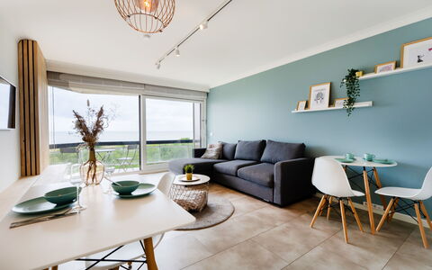 Poseidon with Seaview & Parking: Møbel, Gulvbelægning, Indretning, Etage, Loft, Værelse, Stol, Lejlighed, Trægulve, Stue