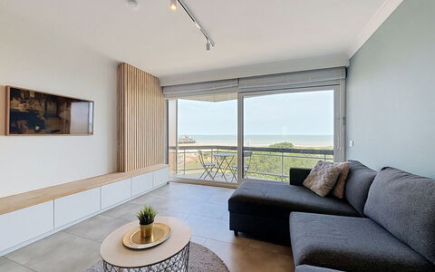 Poseidon with Seaview & Parking: Indretning, Møbel, Gulvbelægning, Etage, Loft, Lejlighed, Værelse, Stue, Hav, Couch