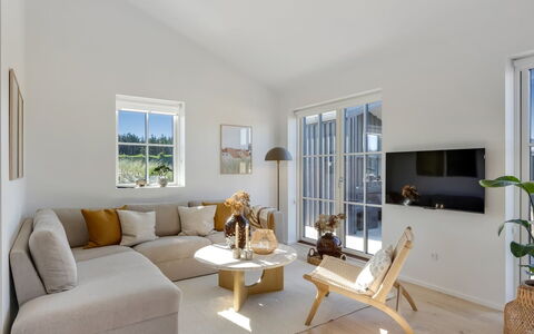 Raimund - 600M from the Sea: Couch, Væg, Møbel, Indretning, Gulvbelægning, Etage, Træ, Stue, Loft, Hjem