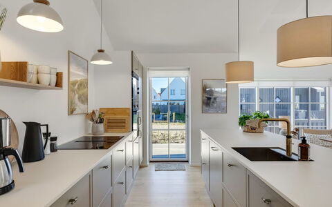 Raimund - 600M from the Sea: Køkken, Countertop, Gulvbelægning, Indretning, Møbel, Cabinetry, Køkken Apparat, Loft, Etage, Lysarmatur