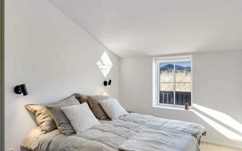 Raimund - 600M from the Sea: Væg, Indretning, Soveværelse, Loft, Træ, Møbel, Seng, Gulvbelægning, Etage, Sengetøj