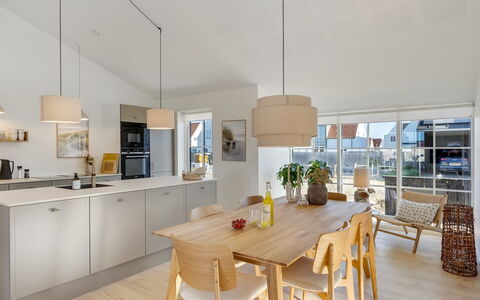 Raimund - 600M from the Sea: Møbel, Indretning, Gulvbelægning, Etage, Køkken, Countertop, Lysarmatur, Træ, Loft, Køkken & Spisebord